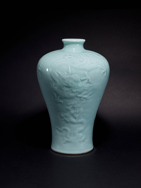 清乾隆 粉青釉淺浮雕五龍圖梅瓶 《大清乾隆年製》款A Superb and Possibly Unique Carved Celadon-Glazed 'Dragon' Vase, Meiping, Seal Mark and Period of Qianlong.jpg