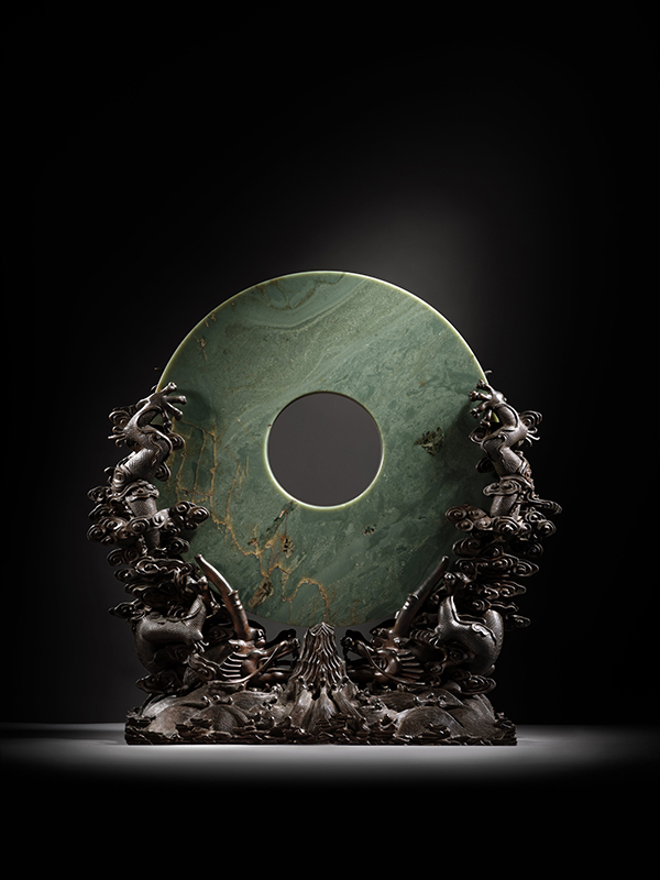 清乾隆 御製鑄銅江山一統雙龍座和闐青玉大玉璧An Imperial Massive Khotan-Green Jade Bi Disc with Its Bronze 'Dragon' Stand, Qing Dynasty, Qianlong Period.jpg