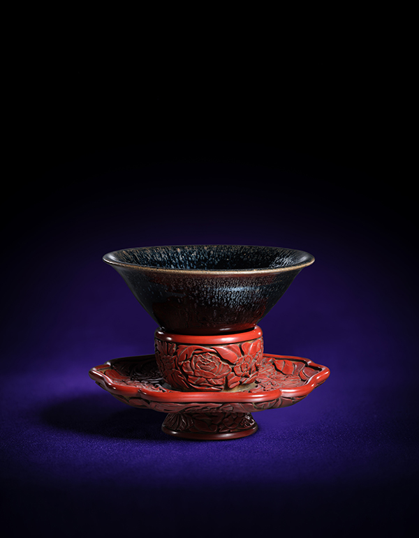 南宋 油滴天目茶盞及剔紅花卉紋葵式盞托 An Exceptionally Rare and Large Heirloom Black-Glazed 'Yuteki Tenmoku' Bowl and A Cinnabar Lacquer 'Floral' Bowl Stand, Southern Song Dynasty.jpg