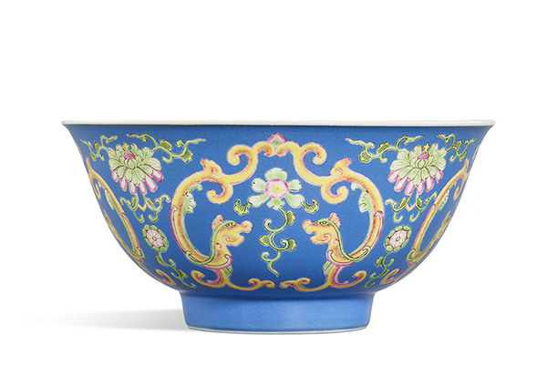 清乾隆-藍地琺瑯彩夔龍紋盌-An-Extremely-Rare-Blue-Ground-Falangcai-'Dragon'-Bowl,-Blue-Enamel-Mark-and-Period-of-Qianlong.jpg