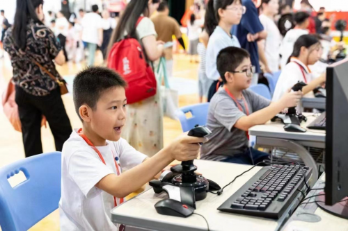 福州市第二届中小学生雏鹰翱翔航空运动会盛大开幕
