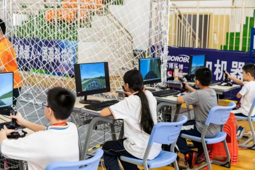 福州市第二届中小学生雏鹰翱翔航空运动会盛大开幕
